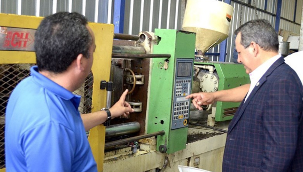 Director General de PROMIPYME visita fábrica de reciclaje de plástico en el municipio de San Antonio de Guerra